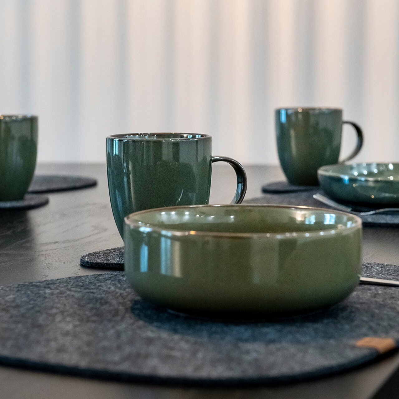 Esstisch mit Geschirr