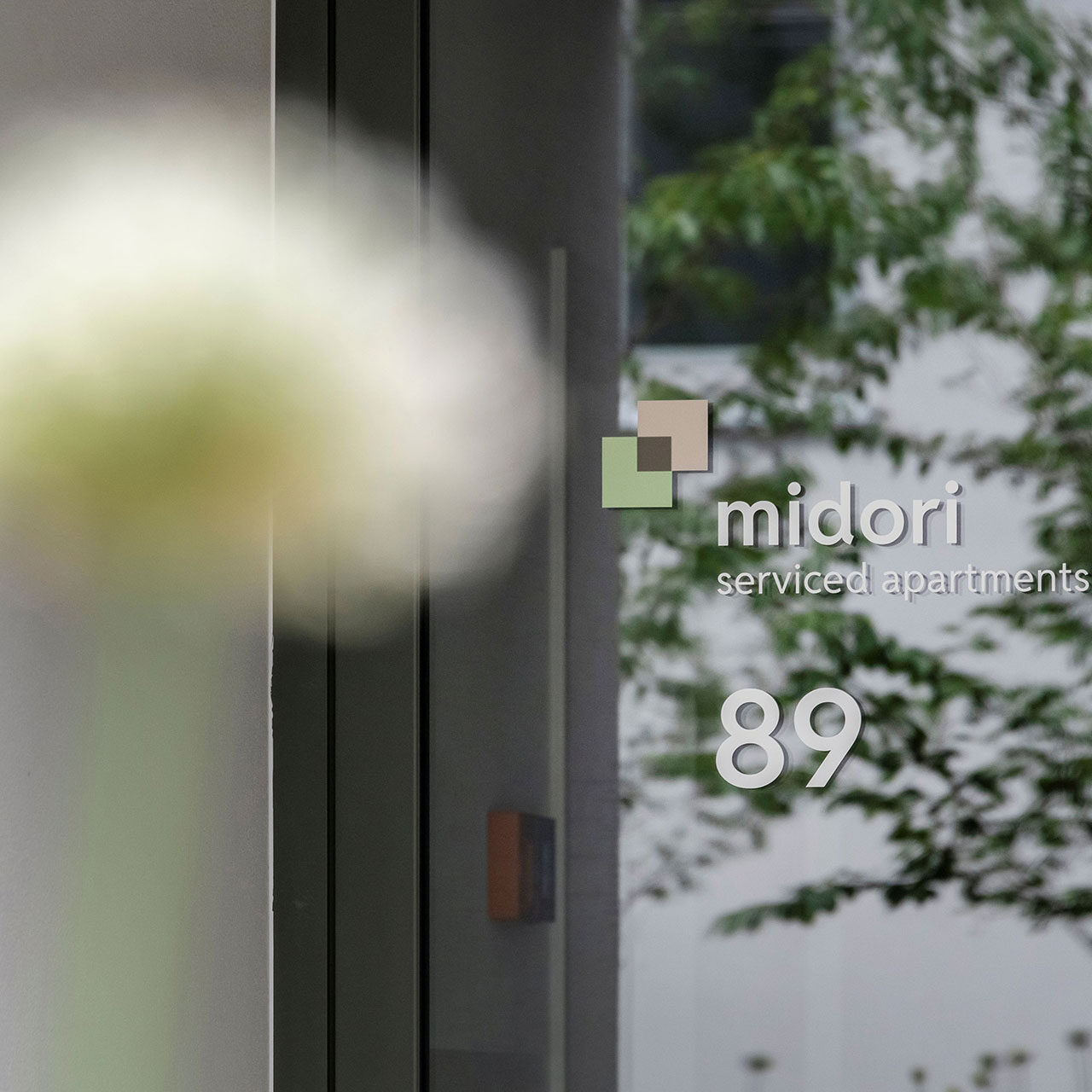 Midori Aussenfassade Glas Eingang